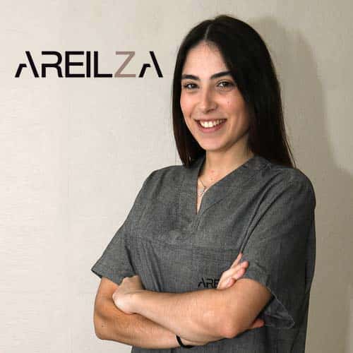 FOTO AITANA SAMPEDRO+logo policlinica dental Areilza. MYRIAM CAMACHO GARCIA